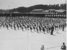 朝の集団体操　昭和20年代