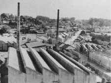 県道両側の工場群 　昭和35年